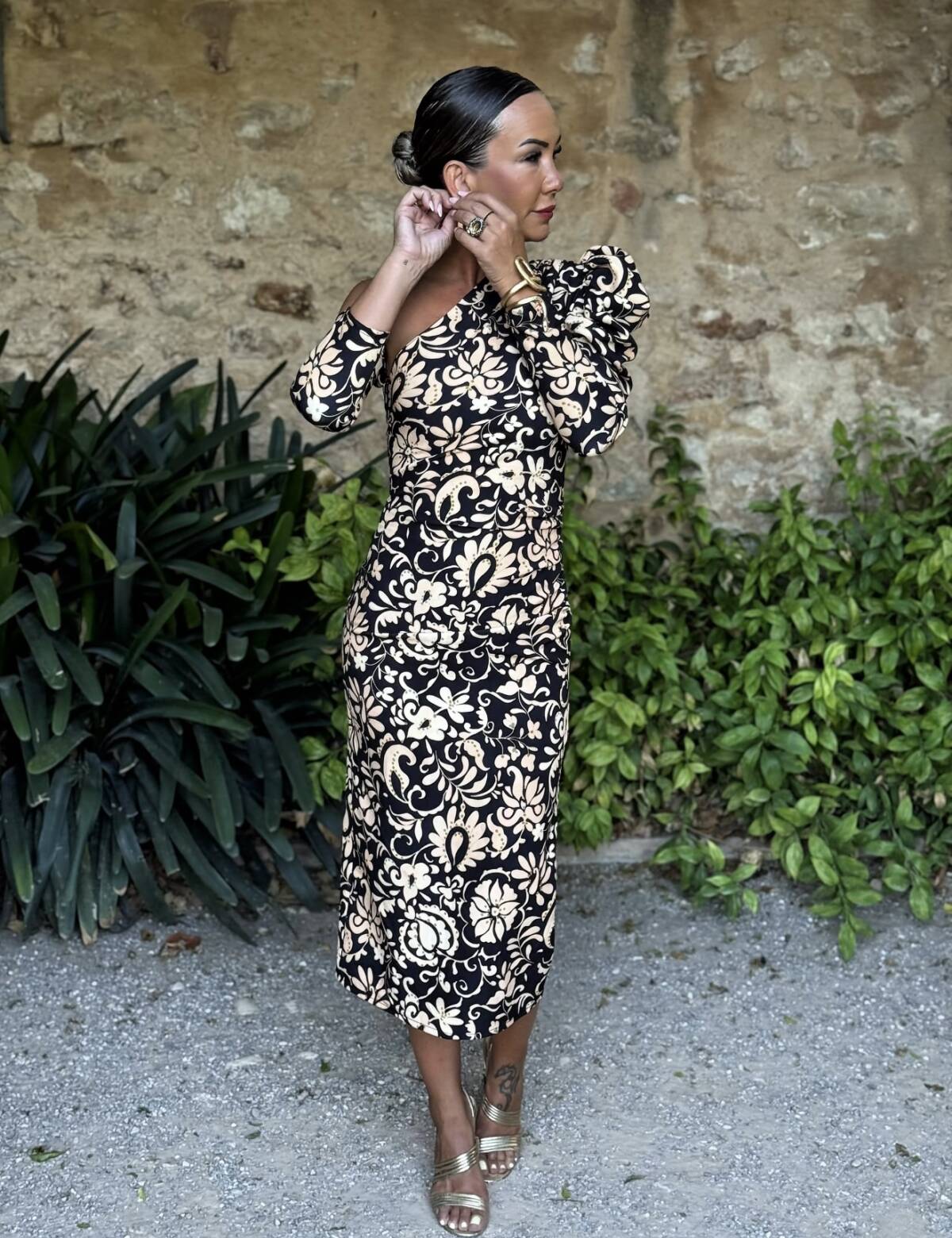 Vestido Asimétrico Dos Mangas Negro Estampado - Imagen 3