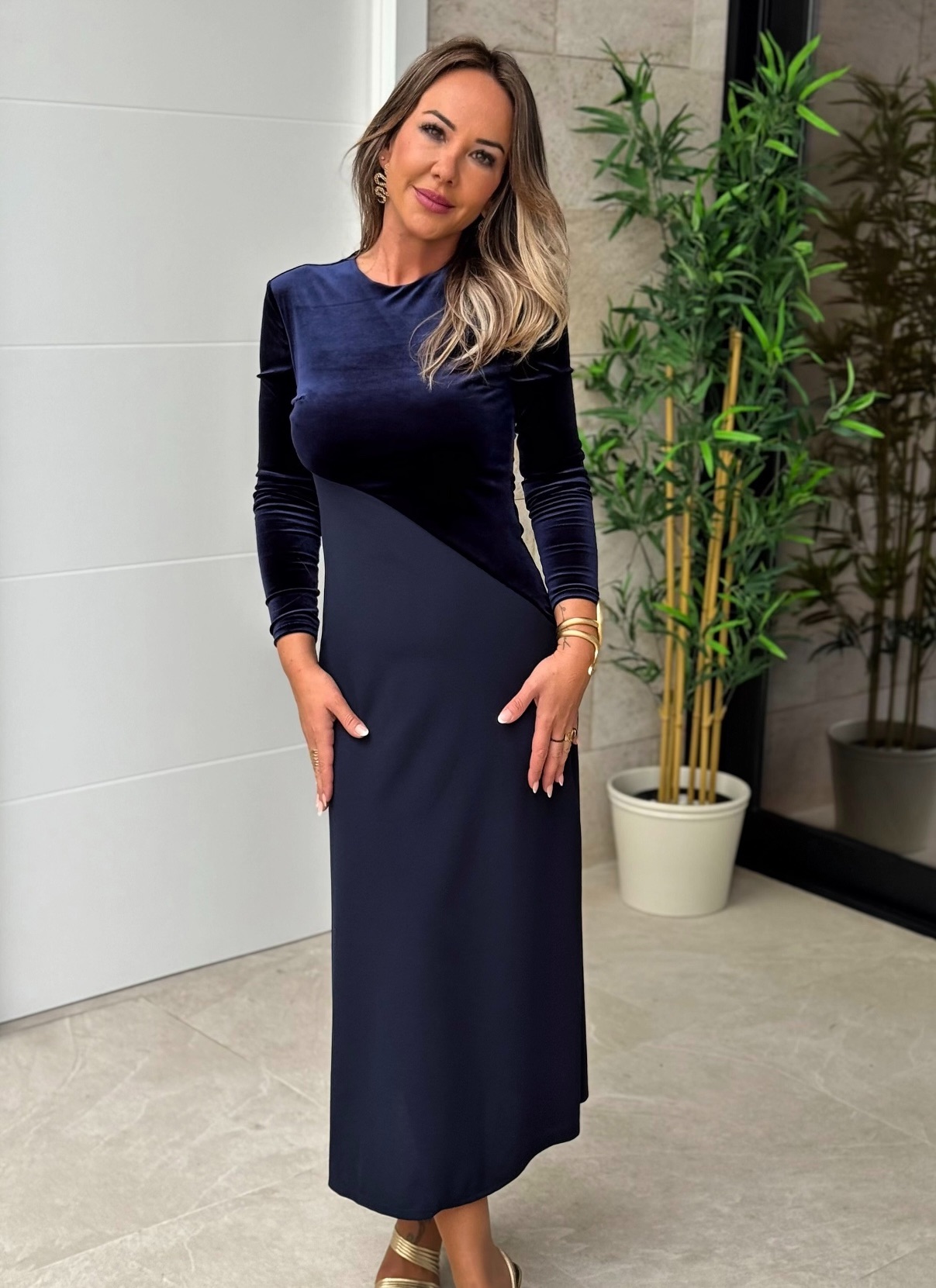 Screenshot Vestido Bicolor Terciopelo Marino - Imagen 1