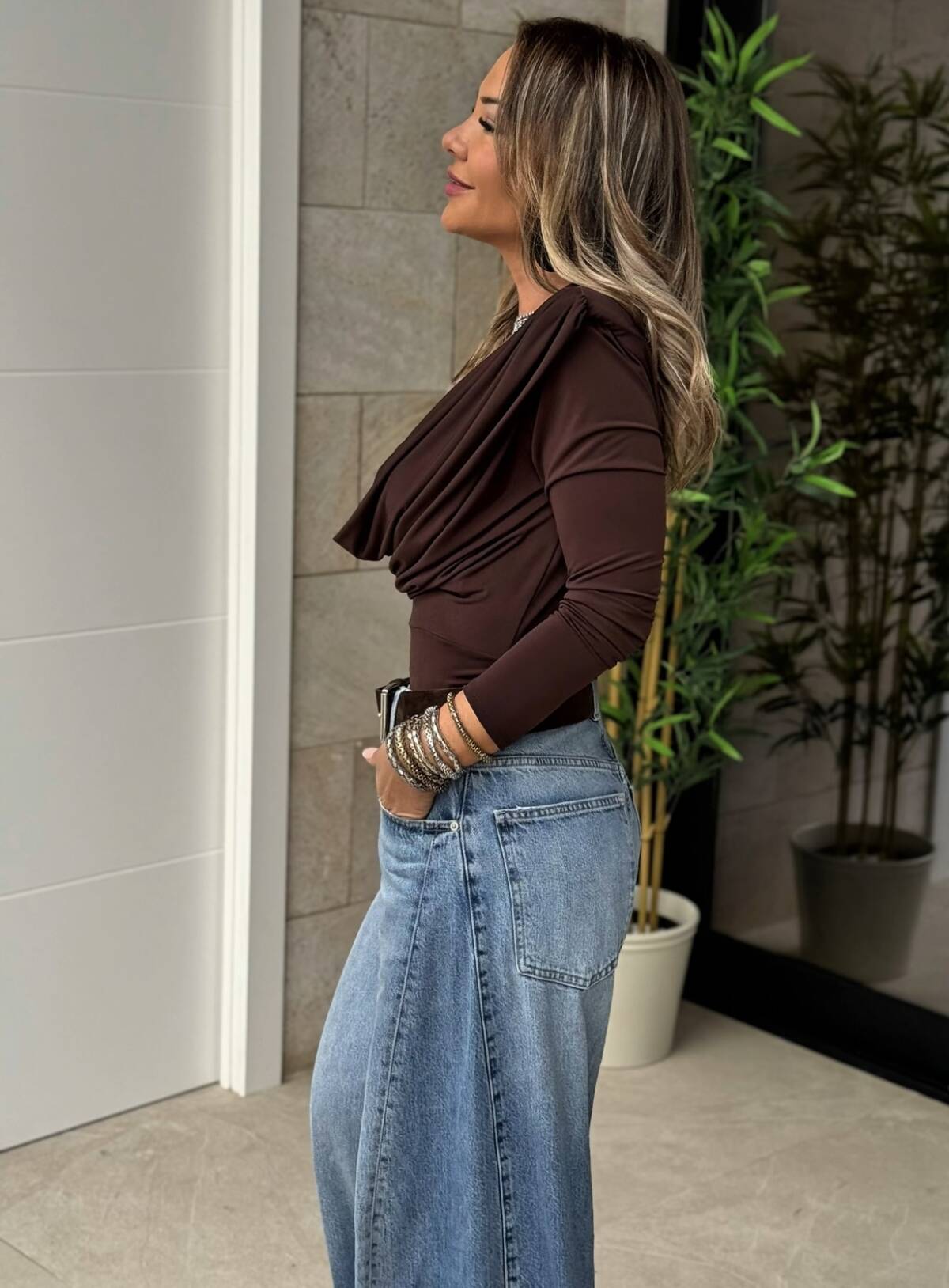 Top Manga Larga Escote Drapeado Marrón - Imagen 3