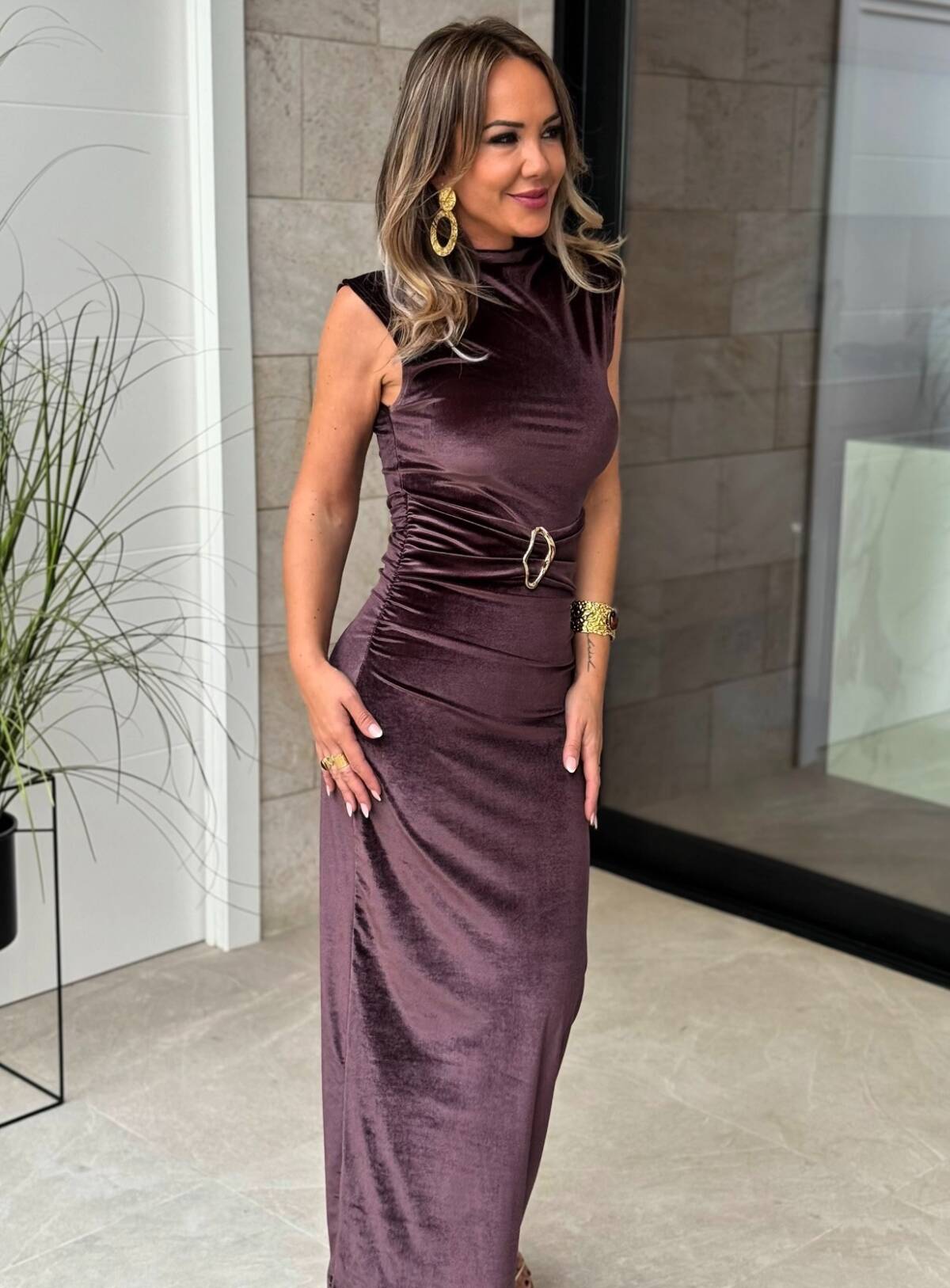 Vestido Terciopelo Aplique Dorado Berenjena - Imagen 2