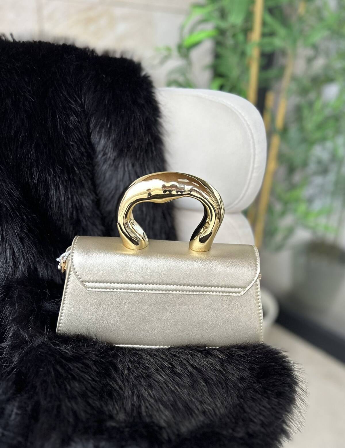 Bolso Rígido Asa Metal Dorado - Imagen 2