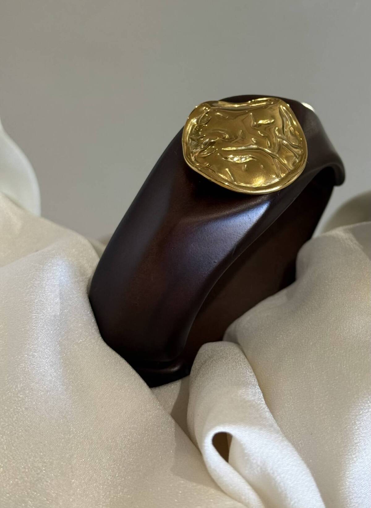 Pulsera Madera Medallón Dorado - Imagen 2