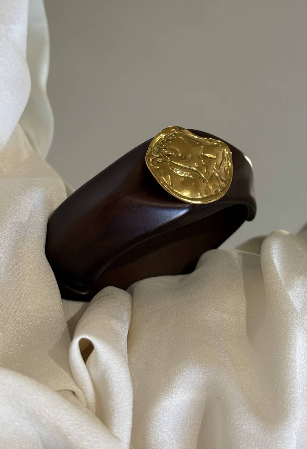 Pulsera Madera Medallón Dorado - Imagen 3