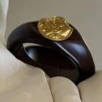 Pulsera Madera Medallón Dorado