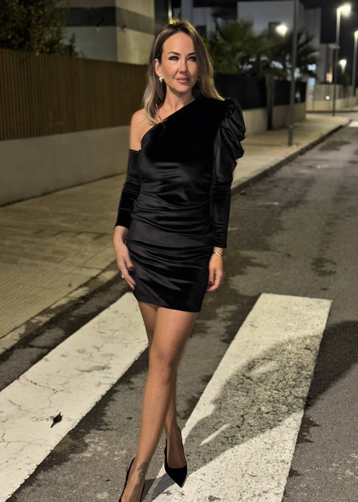 Vestido Mini Terciopelo Asimétrico Negro - Imagen 5