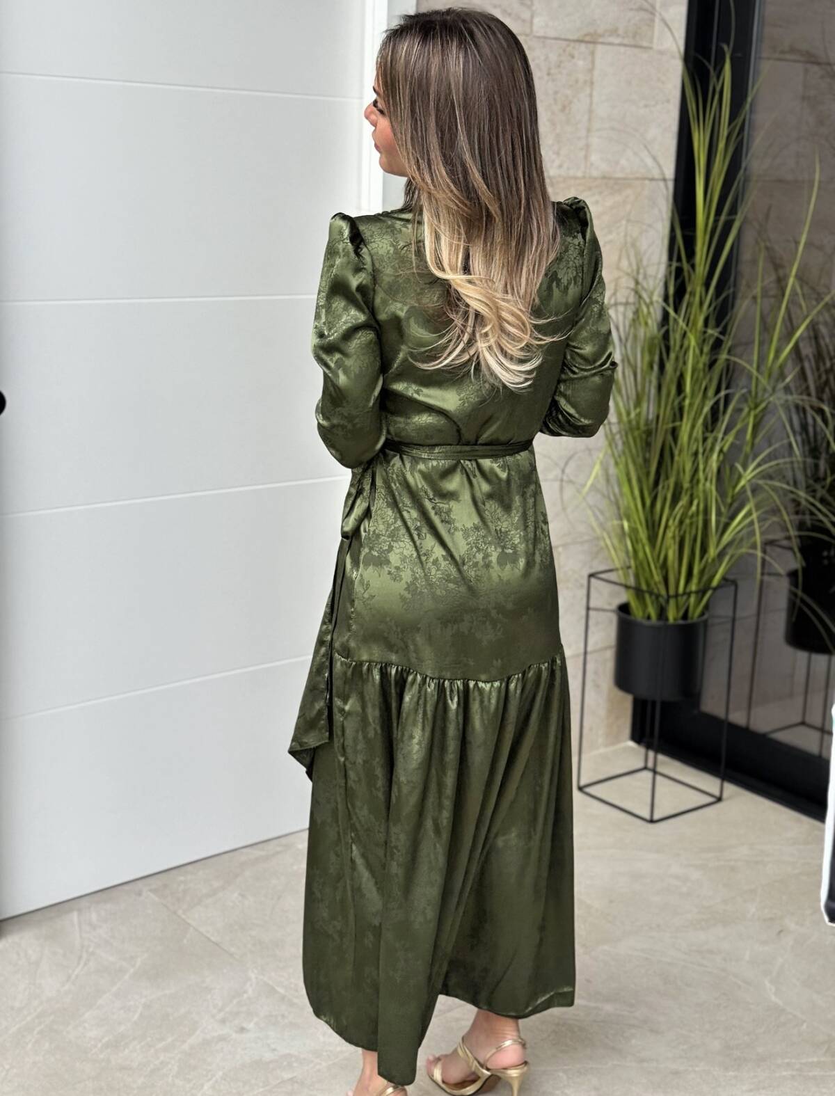 Vestido Cruzado Satinado Verde - Imagen 2