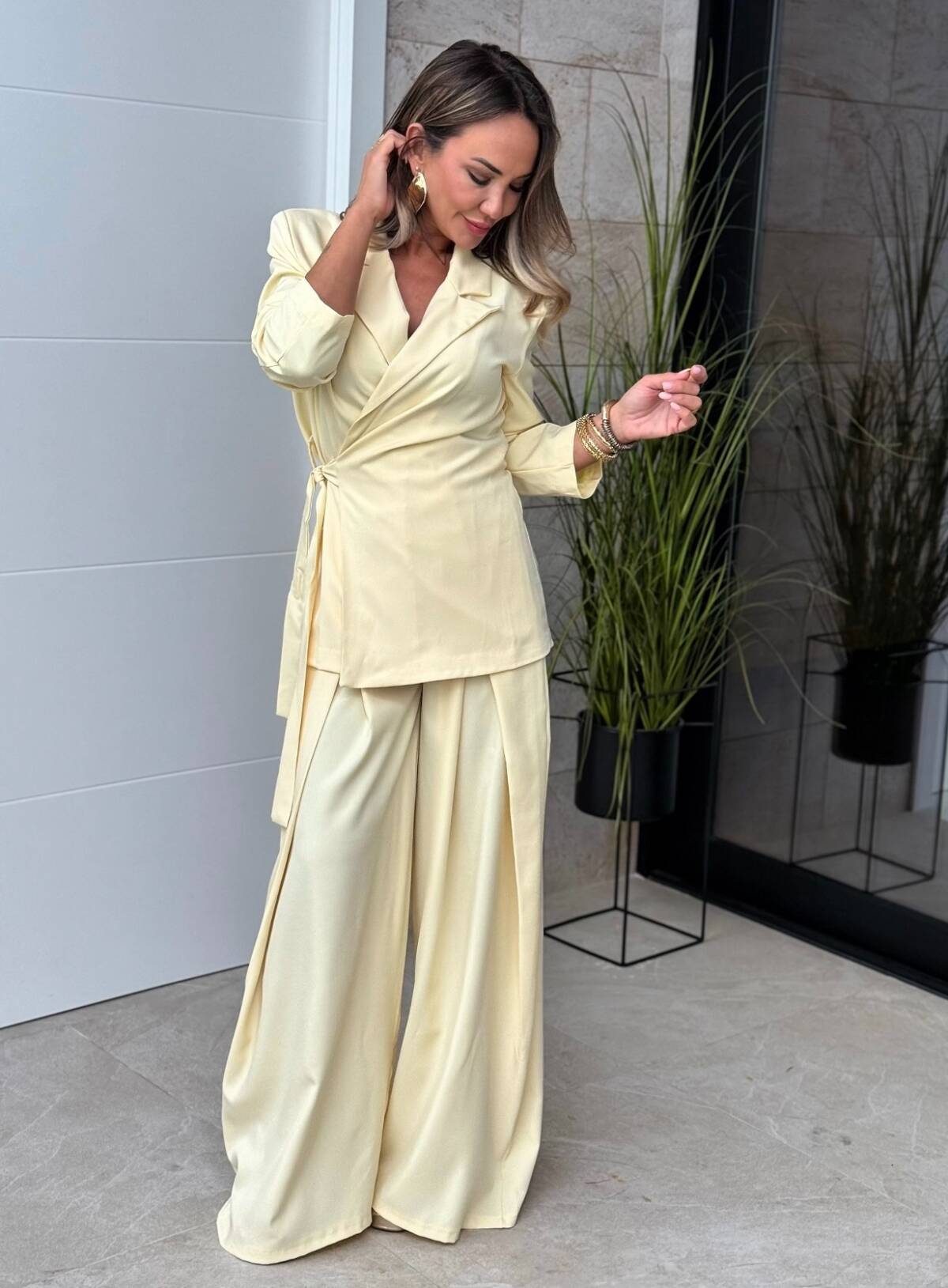 Conjunto Pantalón Pliegues Amarillo - Imagen 3