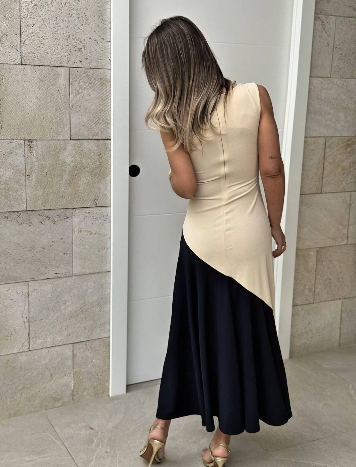 Vestido Bicolor Sin Mangas Beige - Imagen 5