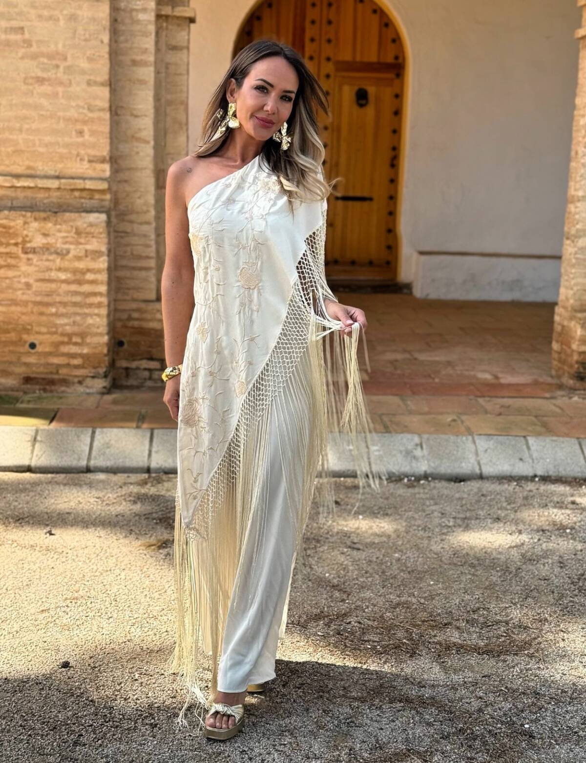 Vestido Mantón Beige - Imagen 5